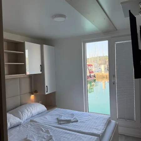 Bådhotel Junglehouse - Floating House *